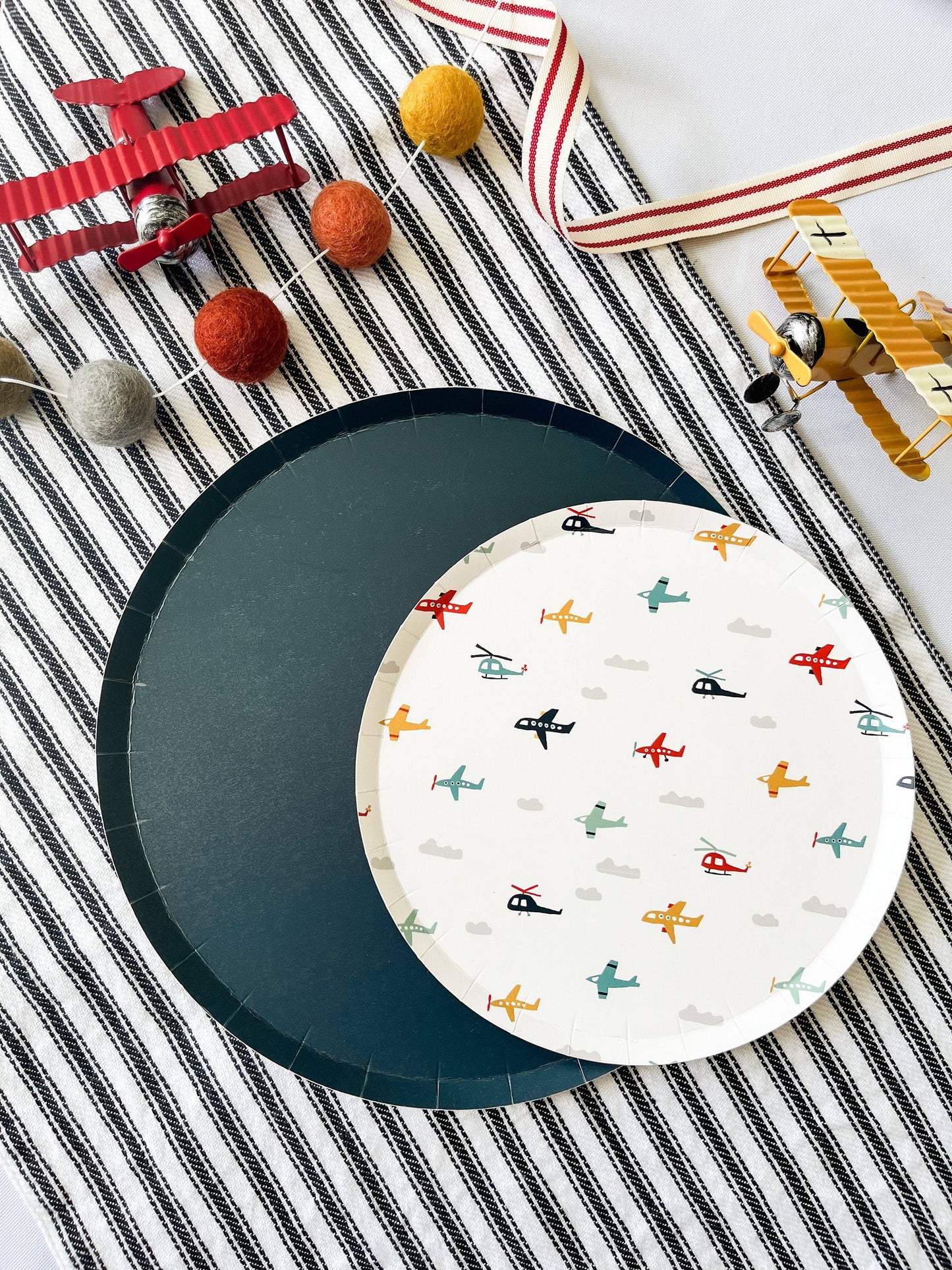 LARGE CLASSIC NAVY PLATES