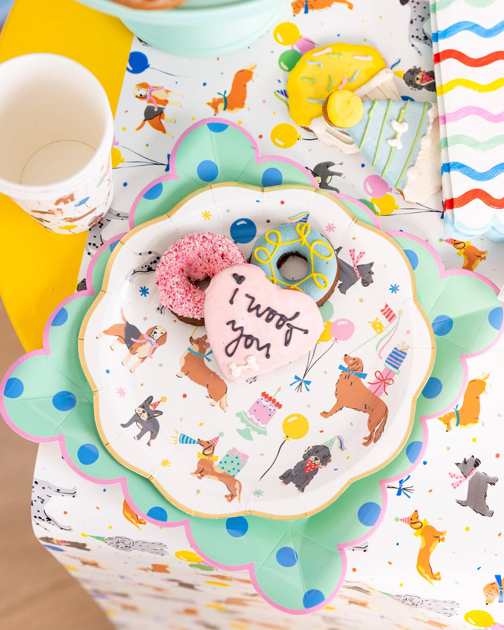 dog themed paper plate with matching puppy party supplies 